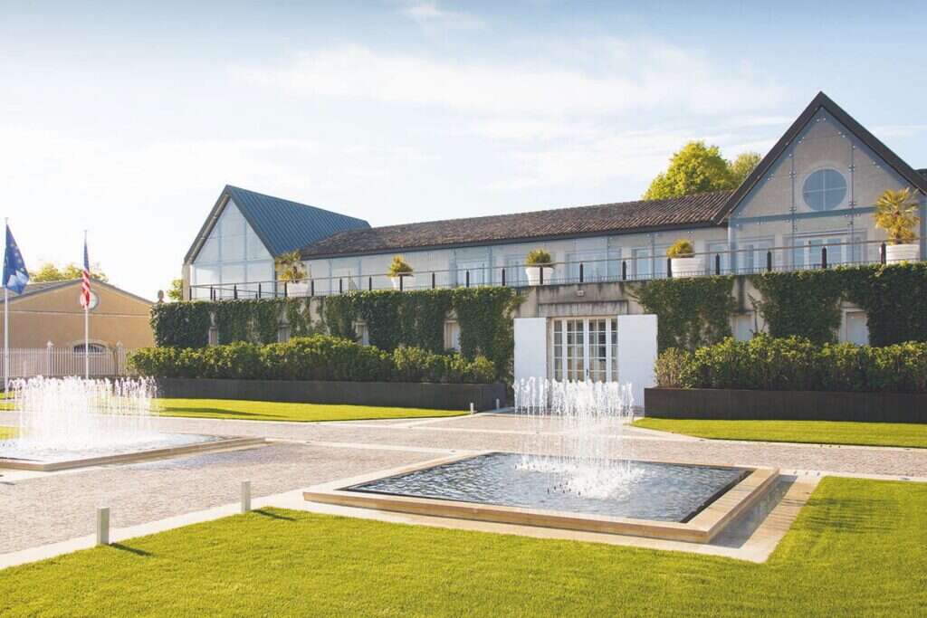 Château Léoville-Poyferré with fountain and garden I front