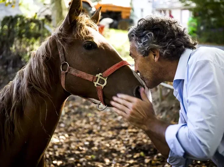 Gérard Bertrand kissing a horse