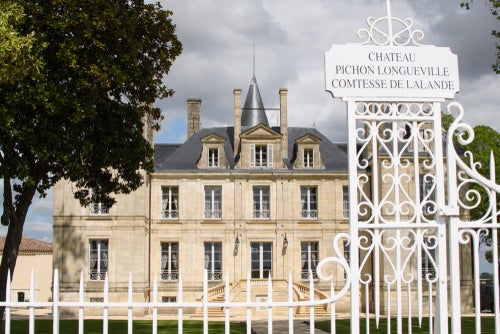 The Château Pichon Longueville behind a white metal fence and a sign - Bordeaux 2020