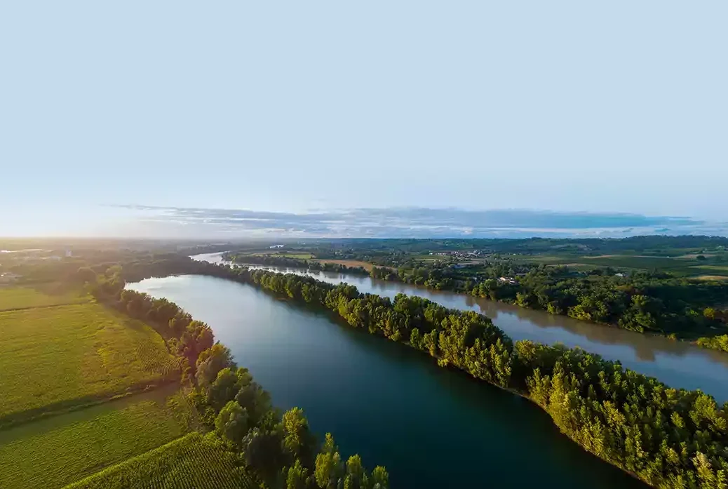 An aerial view of the "two rivers" in Entre-Deux-Mers on a sunny day