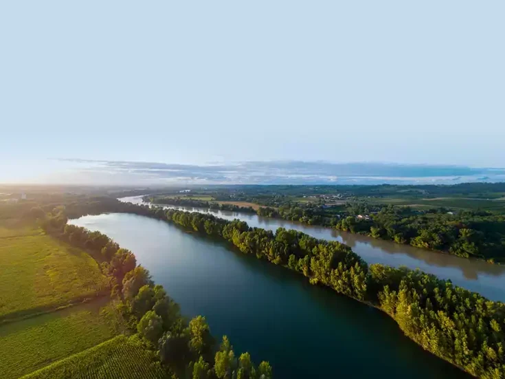 An aerial view of the "two rivers" in Entre-Deux-Mers on a sunny day