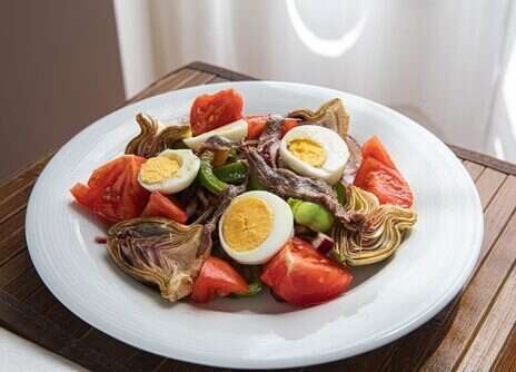 At the table: <em>Salade niçoise</em>