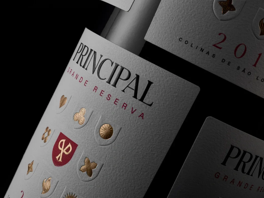A close up of the white label and some of the bottle of Principal Grande Reserva held at a slight angle